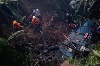 Sebuah truk colt diesel masuk jurang di Malampah, Pasaman