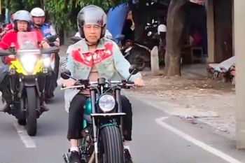 Saat Jokowi ramaikan Kota Solo dengan touring motor unik, sambut Imlek di jalan raya