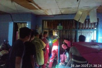 Bangunan dua lantai di Duren Sawit ambruk