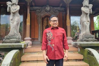 Menko Muhaimin Iskandar kunjungi pelaku UMKM di TMII pada libur Imlek