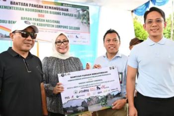 Sebanyak 4.797 warga terdampak banjir di Kecamatan Candipuro, Palas, dan Sragi terima bantuan pangan