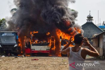 Kebakaran pool bus di Medan