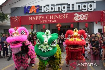 Atraksi barongsai menghibur penumpang kereta api di Stasiun Tebing Tinggi