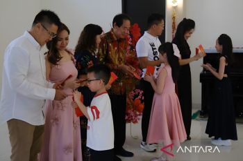 Tradisi Angpau Imlek simbol keberkahan dan harapan di Tahun Baru