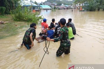 Banjir meluas di perbatasan Kalbar, Satgas Pamtas RI evakuasi warga