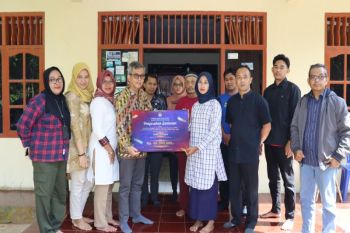 KPU Kulon Progo menyerahkan santunan penyelenggara pilkada meninggal