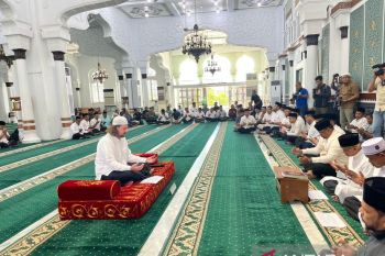 WNA Australia memeluk Islam di Masjid Raya Baiturrahman disaksikan Pj Gubernur Banda Aceh