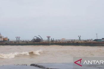Tim gabungan evakuasi ABK kapal tanker terdampar di Perairan Pasean