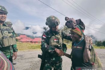 Pasukan Kostrad patroli di pedalaman Papua