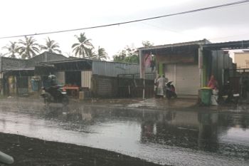 Warga NTB diimbau waspadai curah hujan dan angin kencang