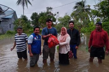 Pemkab Natuna berikan bantuan makanan kepada korban banjir