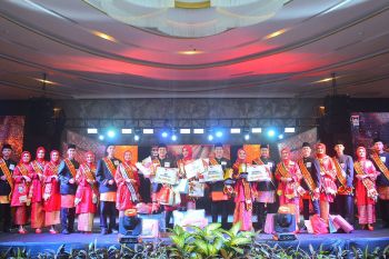 Shintia dan Aidil Dinobatkan Sebagai Uni dan Uda Duta Wisata Padang 2025