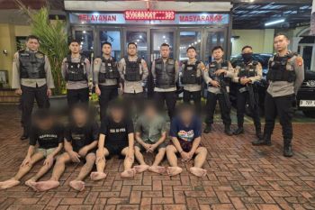 Polisi sita busur panah dari para remaja yang hendak tawuran