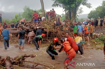 Satu lagi korban banjir di Bima ditemukan dan lima masih hilang
