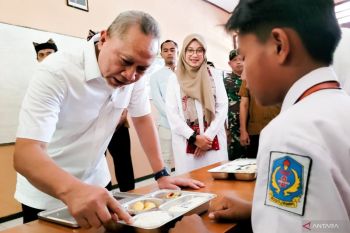 Menko Zulhas tinjau MBG di SMP Banyuwangi
