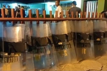 Penertiban pedagang kaki lima di Permindo Padang ricuh