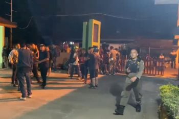 Polisi tangani kerusuhan di Kantor Satpol-PP Padang