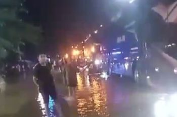 Jalur pantura Situbondo macet total akibat banjir