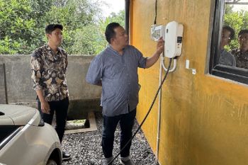Dorong Ekosistem Kendaraan Listrik, PLN Nyalakan Home Charging Pertama di Payakumbuh
