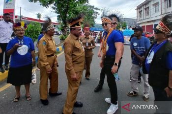 Papua Barat menggelar karnaval budaya meriahkan HUT Pekabaran Injil