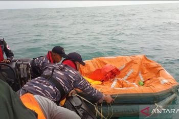 TNI AL evakuasi 17 korban tenggelam KM Putri Papua