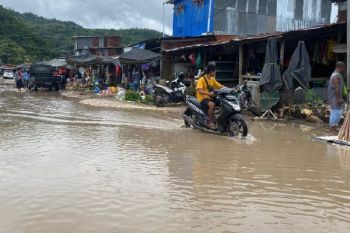 Wali Kota Jayapura ingatkan warga tak buang sampah di saluran air