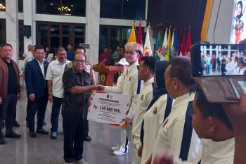 Pj Gubernur bagikan bonus atlet PON Lampung