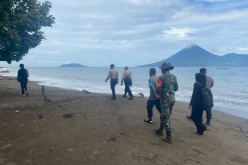 Tim SAR gabungan mencari wartawan hilang di pesisir Pantai Oba