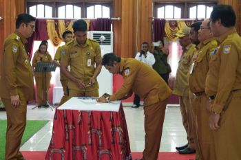 Pj Gubernur Papua Tengah serahkan DPA 2025 sebesar Rp3,8 triliun