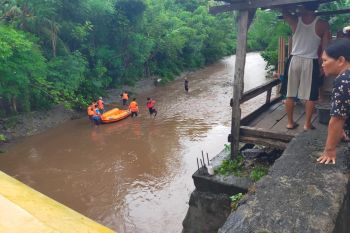 Tim SAR evakuasi jasad warga korban banjir bandang di Sumbawa