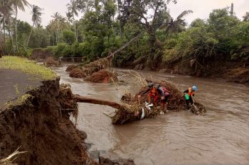 Cuaca buruk, Pencarian lima korban banjir di Bima kembali dihentikan