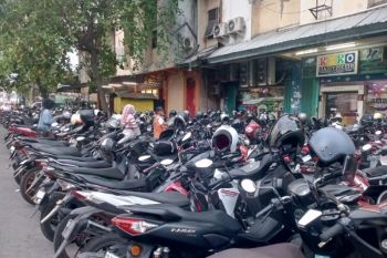 Tak patuh aturan, 143 juru parkir di Mataram dipecat