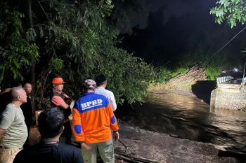 Jembatan putus diterjang banjir akibatkan ratusan warga terisolir