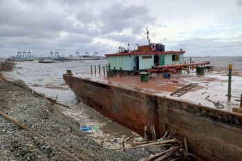 Kapal tongkang terdampar di Jakarta Utara akibat angin kencang