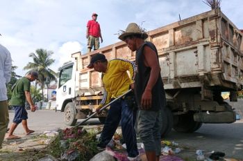 ASN di Lombok Tengah gotong royong bersihkan sampah