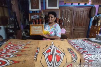 Pemkab jadikan lukisan kulit kayu produk kerajinan unggulan Jayapura