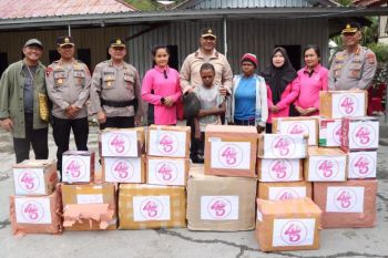 Bhayangkari Polda Papua Tengah serahkan bantuan pengungsi di Mulia