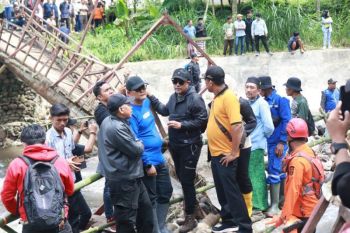 Pemkab Probolinggo tinjau longsor dan jembatan putus