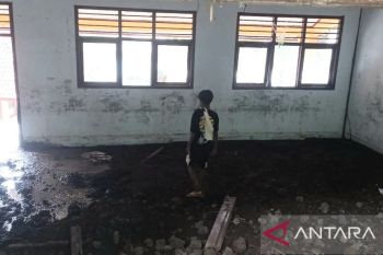 SMPN 2 Ambalawi Bima tak bisa digunakan dampak banjir