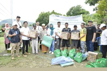 Bank NTB Syariah salurkan bantuan bagi korban banjir bandang di Wera Bima