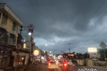 Mayoritas wilayah RI diprakirakan hujan ringan hingga berpetir pada Senin