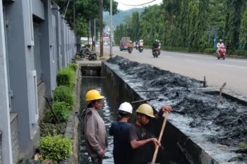 Pelindo Regional 2 Panjang lakukan normalisasi drainase untuk antisipasi banjir