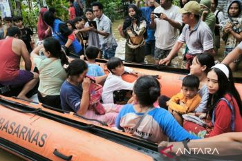 Puluhan warga dievakuasi akibat banjir di wilayah Lombok Barat