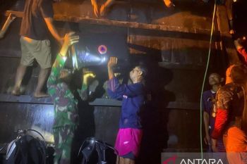 TNI AL evakuasi tiga korban terjebak di ruang beracun kapal tongkang