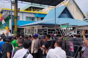 Terkait PHK, Puluhan masa unjuk rasa di Wilmar Nabati