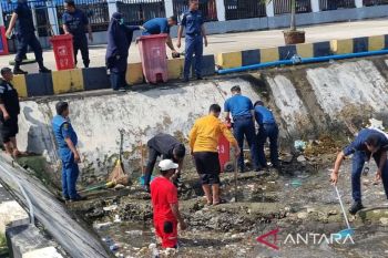 KSOP Bauabu berjibaku bersihkan sampah di laut pasca banjir