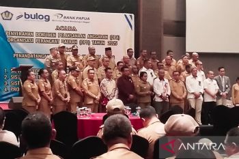 Pemkab Biak Numfor serahkan DPA 2025 kepada 49 OPD