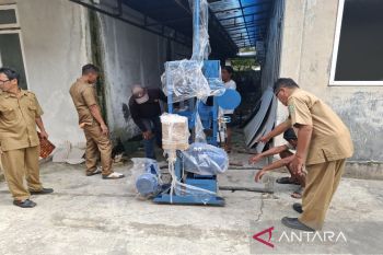 Disdagperinkop dan UKM Kapuas bantu mesin cetak batako untuk pelaku usaha