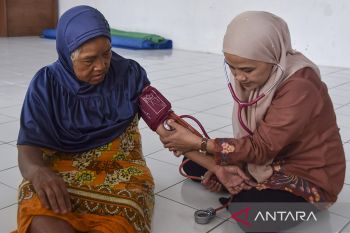 Cek kesehatan lansia gratis di Posyandu