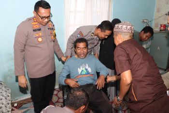 Kapolres Banjarbaru bantu kursi roda warga penderita stroke